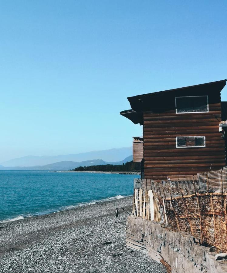 Uyutnyy Dvorik Hotel Suhumi Exterior foto